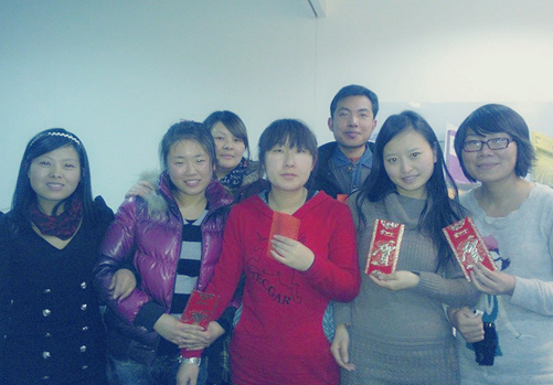 <a href=http://www.zhangshixu.cn/ target=_blank class=infotextkey>大立教育</a>員工.png